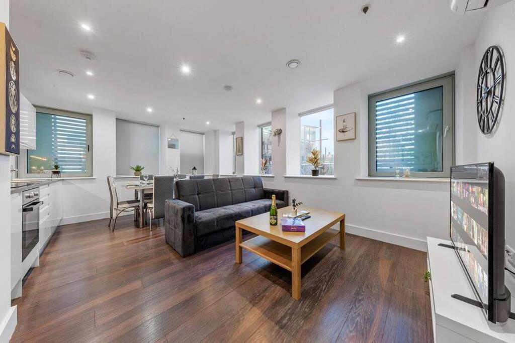 Apartamento Sleep 7 20 Mins From London Waterloo Bp65 Exterior foto