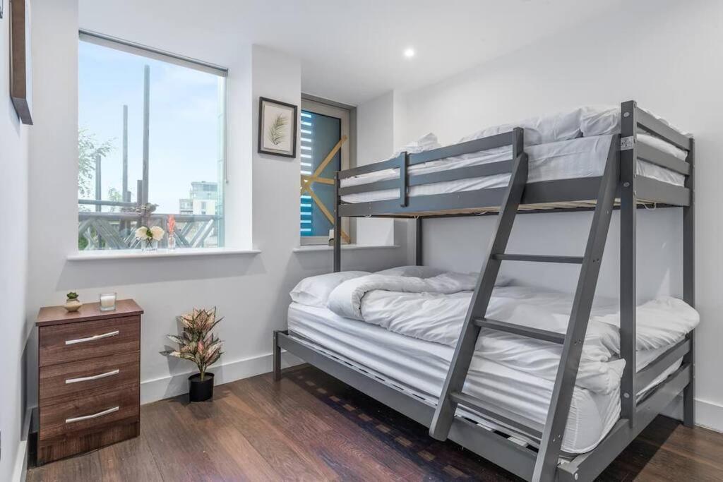 Apartamento Sleep 7 20 Mins From London Waterloo Bp65 Exterior foto